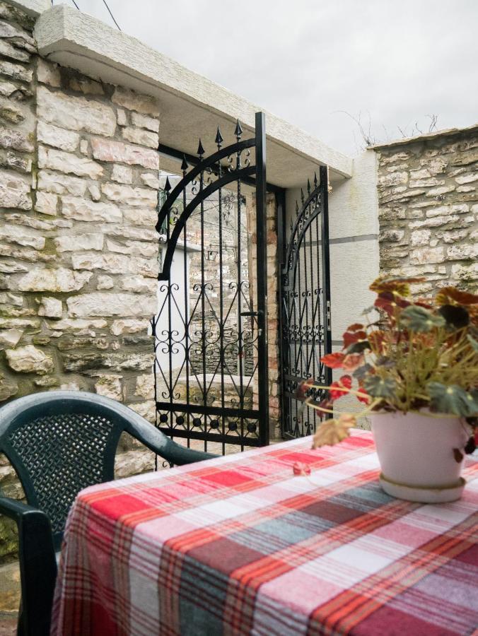 "Mani Guest House" Gjirokastra Kültér fotó
